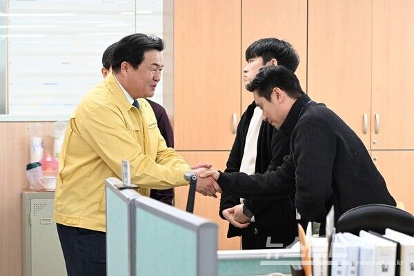 임병택 시장(왼쪽)이 공직자들과 새해 인사를 나누고 있다./ 사진=임병택 시장 페이스북