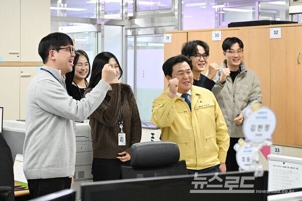 임병택 시장(오른쪽 세 번째)이 공직자들을 격려하고 있다./사진=임병택 시장 페이스북