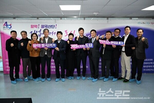 이민근 시장이 기념촬영을 하고 있다./사진=이민근 시장 페이스북