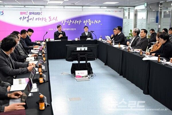 이민근 시장(중앙 왼쪽)이 팔곡일반산업단지에서 현장간부회의를 개최하고 있다./사진=이민근 시장 페이스북