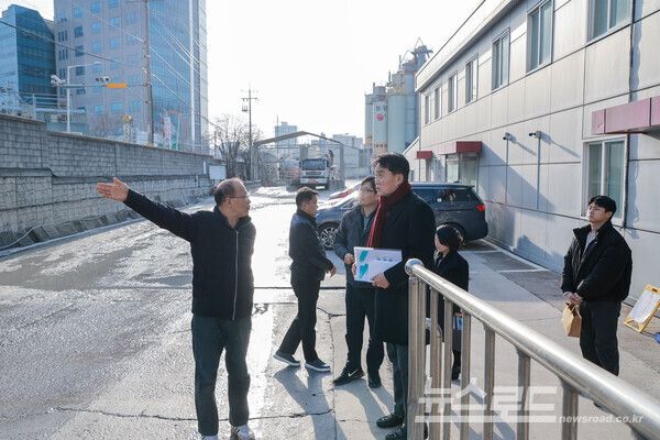 하은호 시장(가운데)이 관내 기업을 방문해 애로사항을 청취하고 있다./사진=군포시