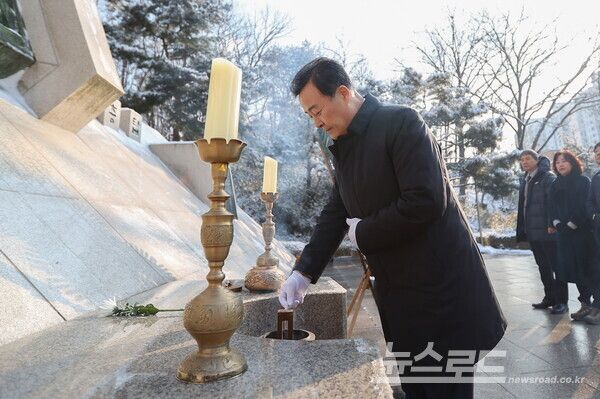 김성제 시장이 시정 복귀 첫 일정으로 현충탑을 찾아 신년 참배를 하고 있다/사진=의왕시