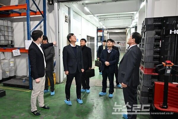 이민근 시장이 공장 내부를 둘러보고 있다./사진=이민근 시장 페이스북