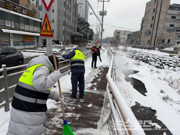'맞춤형 학교 제설지도'를 황용해 제설작업이 이뤄지고 있다./사진=용인시