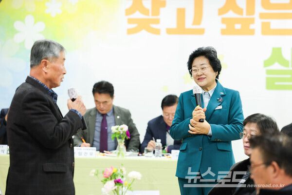 김경희 시장(우)이 이천시 호법면 2026년 주민과의 대화를 진행하고 있다./사진=이천시