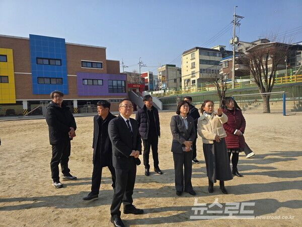 이애형 의원이 수원 초중고교 현장을 방문해 교육환경 점검 및 현안을 청취하고 있다./사진=경기도의회