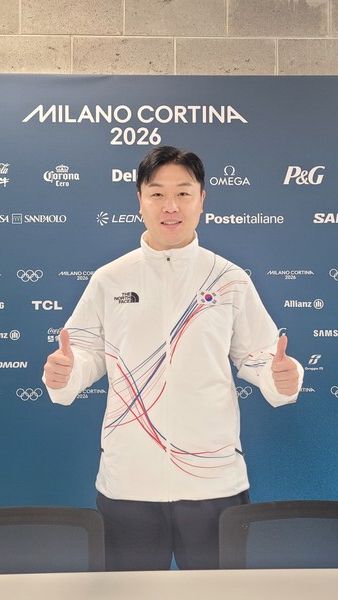 성결대 원윤종 동문이 19일 이탈리아 밀라노의 2026 밀라노·코르티나담페초 동계올림픽 선수촌에서 발표된 국제올림픽위원회(IOC) 선수위원에 당선된 후 포즈를 취하고 있다./사진제공=대한체육회