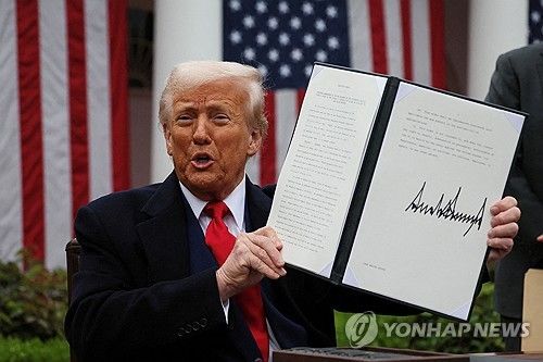 관세 행정명령 발표하는 트럼프