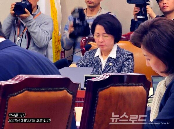 23일 추미애 법사위원장이 상법 개정안 등을 확인하고 있다. [사진=최지훈 기자]