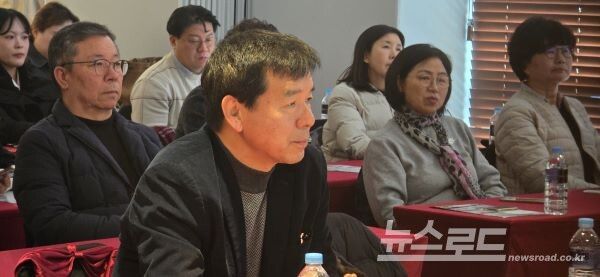 용선중 전주관광재단 대표를 비롯한 참석자들이 사업 소개를 듣고 있다. [사진=서진수기자]