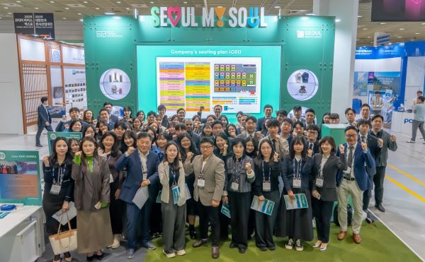 2025 Korea MICE Expo에 공동 참가한 65개 SMA 회원사 관계자들 [사진=서울관광재단]