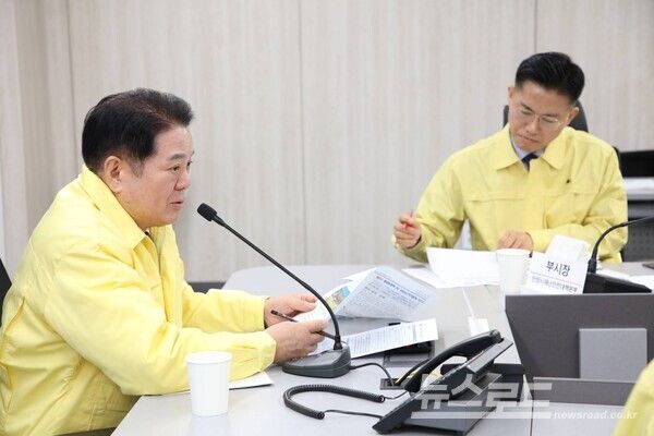 최대호 시장(왼쪽)이&nbsp;'2026 봄철 산불방지 종합대책' 회의를 열고 있다./사진=최대호 시장 페이스북&nbsp;