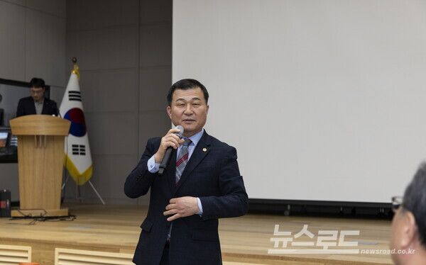 한원찬 의원이&nbsp;'2026년 상반기 타운홀미팅'에 참석해 인사말을 하고 있다./사진=경기도의회&nbsp;