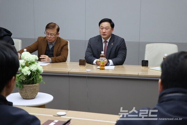 고준호 의원이 파주에너지서비스를 재방문해 기준에 맞는 관리 기준 보완과 투명한 정보 공개를 촉구하고 있다./사진=고준호 의원실&nbsp;