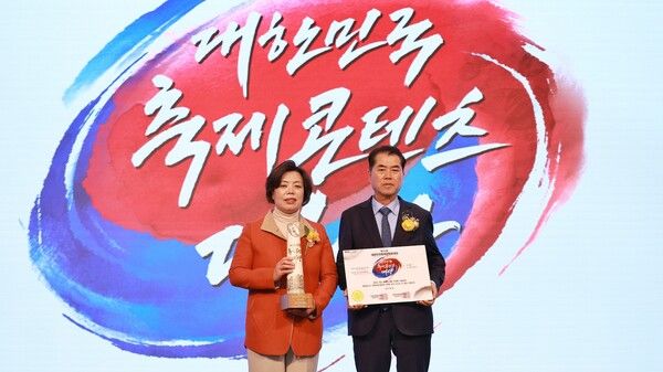 신계용 시장(좌)이 '대한민국 축제콘텐츠 대상'을 수상하고 기념촬영을 하고 있다./사진=신계용 시장 페이스북