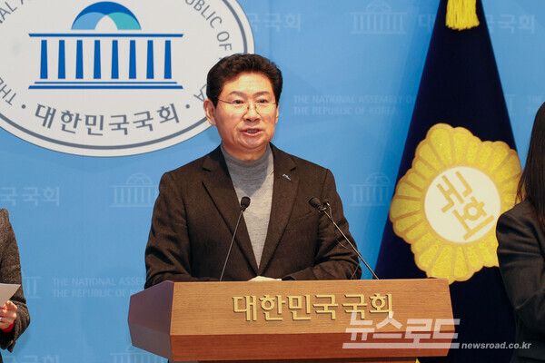 이상일 시장이 국회 소통관에서 기자회견을 하고 있다./사진=용인시