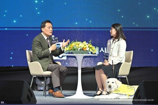 이재준 수원시장(왼쪽)이 허우령 아나운서(오른쪽)와 이야기를 나누고 있다./사진=수원시&nbsp;