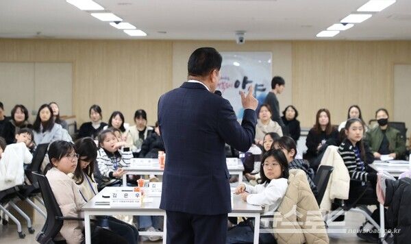 최대호 시장이&nbsp;'제1기 아동참여위원회 위촉식 및 오리엔테이션'에서 인사말을 하고 있다./사진=최대호 시장 페이스북