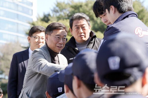 신상진 시장이 황새울체육공원 내 리틀야구장 기공식 참석한 야구관계자들과 악수하고 있다./사진=성남시