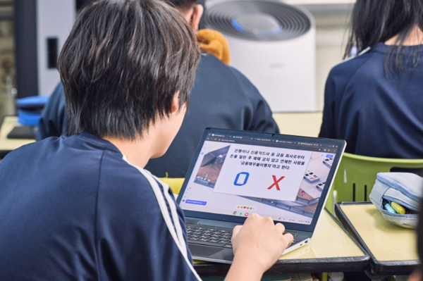 서울 당산중학교 학생이 현대카드의 온라인 참여형 교육 콘텐츠인 ‘리그 오브 파이낸스(League of Finance)’를 체험하고 있다.