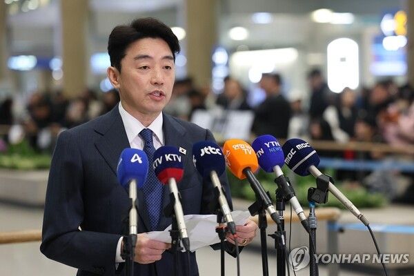 강훈식 비서실장이 귀국 기자간담회를 진행하는 모습 [사진=연합뉴스]