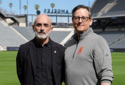 래리 프리드먼(Larry Freedman) LAFC 공동 대표(왼쪽)와 아담 버크(Adam Burke) 관광청장 [출처=로스앤젤레스관광청]