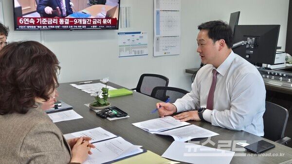 고준호 의원이 경기도보건환경연구원과의 간담회를 열고 초저가 생리대 시장 확산에 따른 안전성 관리 강화를 촉구하고 있다./사진=고준호 의원실