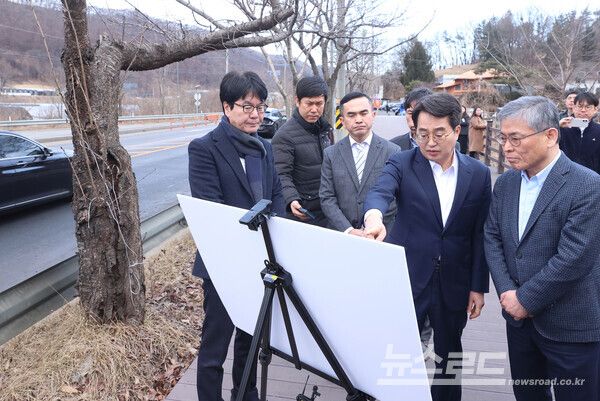 김동연 지사가 용인시 지방도 321호선 확포장공사 현장을 찾아 상황을 점검하고 있다./사진=경기도
