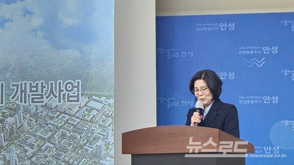 김보라 시장이 '동신 반도체 소부장 특화단지' 조성에 대한 브리핑을 진행하고 있다./사진=뉴스로드 김영식 기자&nbsp;