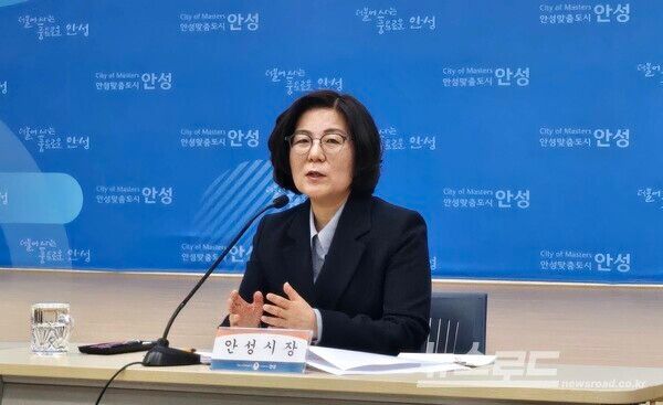 김보라 시장이 '동신 반도체 소부장 특화단지' 조성에 대한 기자들의 질의에 답하고 있다./사진=뉴스로드 김영식 기자