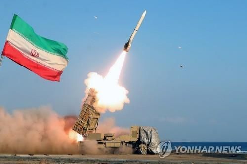 Iranian forces conducting missile launch training near the Strait of Hormuz/YONHAP NEWS
