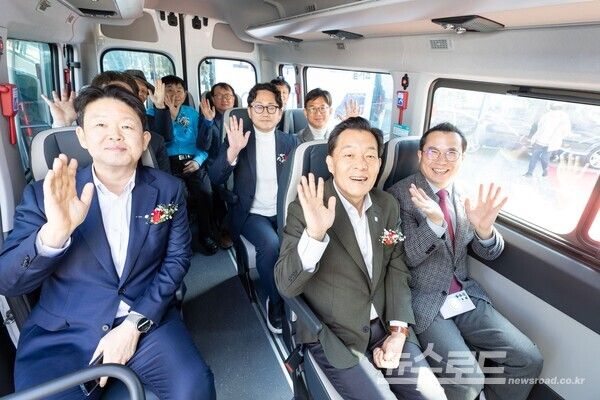 이재준 시장(오른쪽 두 번째)이 수원시의 기존 수요응답형 버스 서비스인 '똑버스' 방식에 자율주행 기술을 접목한 신개념 대중교통 수단 '새빛DRT'를 시승하고 있다./사진=이재준 시장 페이스북