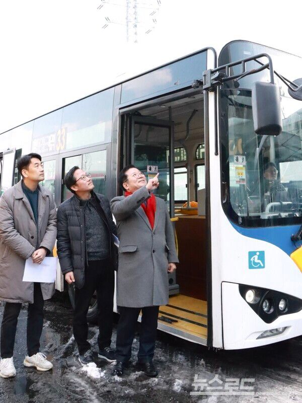 허원 의원(오른쪽 첫 번째)이 인공지능 대형차량 우회전 사각지대 보행자 감지 장치를 확인하고 있다./사진=경기도의회&nbsp;