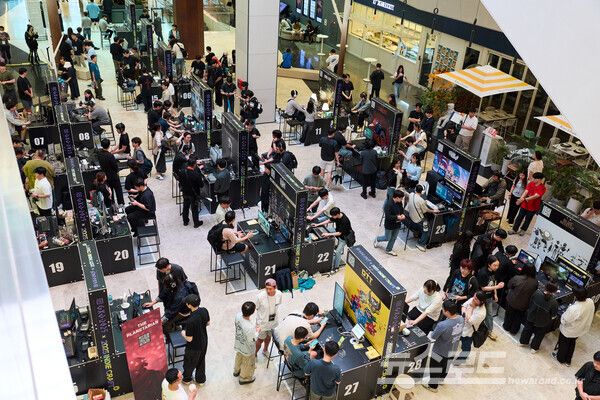 지난해 시민들이 성남시 대표 게임 축제인 '2025 GXG' 행사장에 설치된 게임부스를 체험하고 있다./사진=성남시