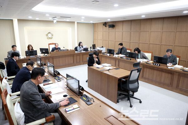 수원시의회 도시미래위원회가 조례안을 심사하고 있다./사진=수원시의회