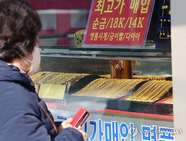 서울 종로구 한 귀금속 상가에 진열된 금제품들