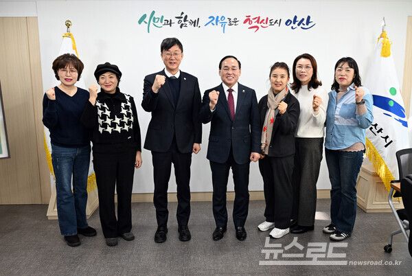 이민근 시장(왼쪽 세번째)이&nbsp;2일 소상공인연합회와 간담회를 진행하고 회원들과 함께 기념촬영을 하고 있다./사진=안산시