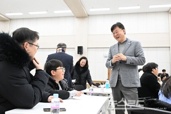 이민근 시장이 한양대학교 ERICA 영재교육센터 입학 설명회에 참석한 학생과 대화를 나누고 있다./사진=이민근 시장 페이스북&nbsp;