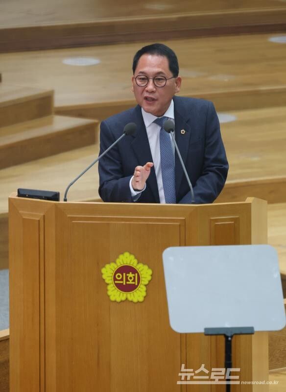 안광률 의원이 임태희 경기도교육감을 상대로 집행부질문을 진행하고 있다./사진=경기도의회&nbsp;