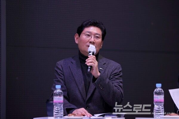 4일 오후 용인미디어센터에서 열린 구성‧마북‧보정동 권역별 소통간담회에 참석한 이상일 시장이 발언하고 있다./사진=용인시