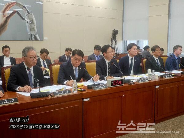 (왼쪽부터) 이상중 한국인터넷진흥원장, 이정렬 개인정보보호위원회 부위원장, 배경훈 부총리 겸 과학기술정보통신부 장관, 류제명 과학기술통신부 제2차관, 박대준 쿠팡 대표이사, 브랫 매티스 쿠팡 정보보호 최고책임자(CISO) 등이 2일 국회 과방위 전체회의에 출석해 쿠팡의 약 3400만건 개인정보 유출에 대한 위원들의 질의에 답변하고 있다. [사진=최지훈 기자]