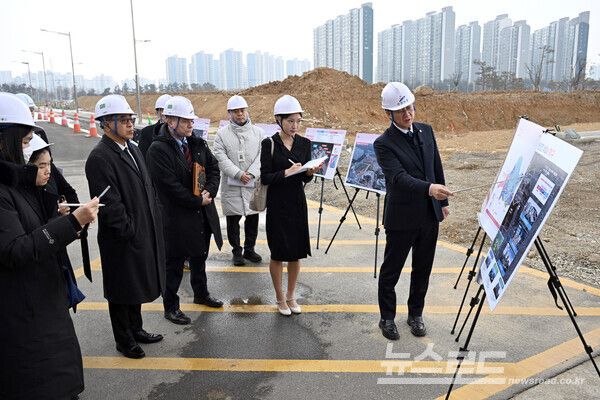 이민근 안산시장이 4일 오전 ASV 조성 현장을 방문한 주한독일, 주한태국 대사 및 양국 기업 대표단에 브리핑을 진행하고 있다./사진=안산시