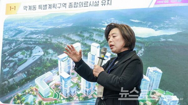 신계용 시장이 '과천 미래 100년 자문위원회' 전체회의에서 발표를 하고 있다./사진=과천시&nbsp;