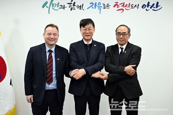 이민근 안산시장(사진 가운데)이 4일 게오르크 슈미트 주한독일대사(왼쪽)와 타니 생랏 주한태국대사(오른쪽)과 손을 맞잡으며 기념 촬영을 하고 있다./사진=안산시