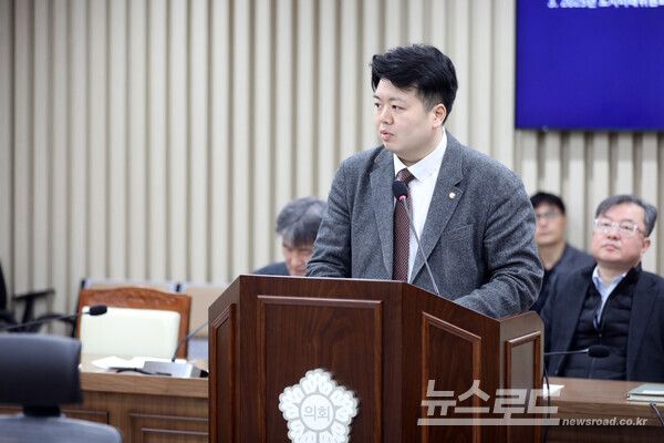 배지환 의원이 ‘수원시 공동주택 관리 지원 조례 일부개정조례안’을 발표하고 있다./사진=배지환 의원실&nbsp;