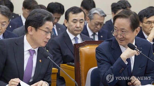 대화하는 금융위원장과 금융감독원장