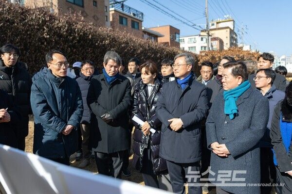 6일 오후&nbsp;개웅교 재가설 공사 현장에서 이승환 한강유역환경청장과의 현장간담회가 진행 중이다. (사진 앞줄 왼쪽부터 이승환 한강유역환경청장, 이인영 국회의원(구로 갑), 임오경 국회의원(광명 갑), 장인홍 구로구청장, 박승원 광명시장)/사진=광명시&nbsp;