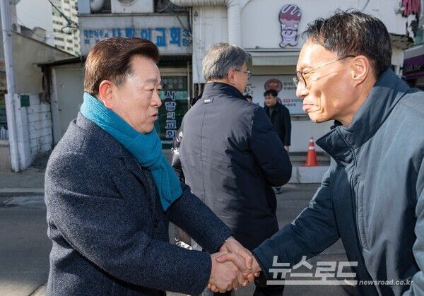 박승원 광명시장(사진 왼쪽)이&nbsp;개웅교 재가설 공사에 대한 시민 안전 보완 대책을 마련해줄 것을 요청하고자&nbsp;6일 오후&nbsp;개웅교 재가설 공사 현장에서 이승환 한강유역환경청장(사진 오른쪽)을 만나 인사를 나누고 있다./사진=광명시