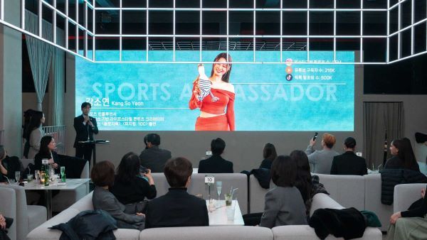 박지훈 한국지사장이 인플루언서 강소연씨를 소개하고 있다. [사진=괌정부관광청]