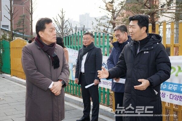 이재준 시장(왼쪽)이 통학로 개선을 위한 현장 점검에서 시민의 의견을 청취하고 있다./사진=이재준 시장 페이스북